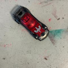Speelgoedauto Rood met zwart, zoals gemeld door Artis met iLost