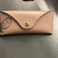 Szemüvegtok szemüveggel Nep Leer, amint azt Pathé Amsterdam Noord az iLost segítségével jelentette.