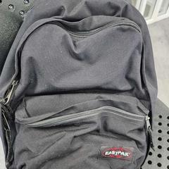 Rugtas Zwart Eastpak, como reportado por Arriva Twents utilizando o iLost