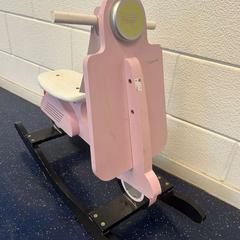 Schommel scooter roze, jak nahlášeno Gebo Tours pomocí iLost