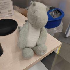 Manteta dinosaure vert doux et blanc, segons ha informat IKEA Toulon mitjançant iLost