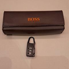Brillenkoker en slotje Hugo boss, a été signalé par Van der Valk Hotel Schiphol utilisant iLost