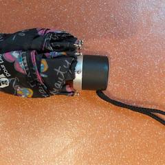 مظلة قابلة للطي noir avec papillons، كما تم الإبلاغ عنه بواسطة TCL عبر iLost