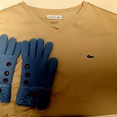 Rukavice & Košile Beige t shirt blue gloves, jak nahlášeno Mövenpick Hotel Amsterdam City Centre pomocí iLost