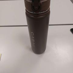Botella para beber Bruin, segundo informou Vrije Universiteit Amsterdam usando iLost