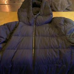 السترة Zwart/donkerblauw puffer، كما تم الإبلاغ عنه بواسطة Café Leentje عبر iLost