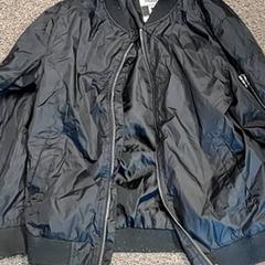 Bomberjack kind zwart, come riportato da Burgers' Zoo utilizzando iLost