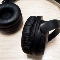 Sluchátka Zwart, jak nahlášeno Qbuzz Fryslân pomocí iLost