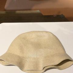 어린이용 모자 H&M, iLost를 사용하여 IKEA Wilrijk에 보고됨