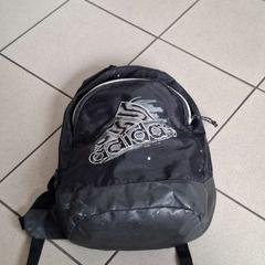 Ruksak noir "Adidas", ako bolo nahlásené ilévia pomocou iLost