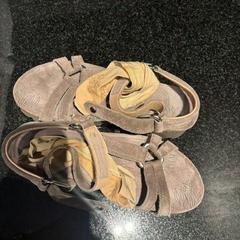 Sandàlia sandal, segons ha informat Hotel Van der Valk Harderwijk op de Veluwe mitjançant iLost