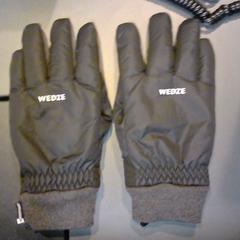 Luvas, como reportado por SnowWorld Landgraaf utilizando o iLost