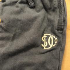 Nadrág Superdry, amint azt Familie Resort Molenwaard az iLost segítségével jelentette.