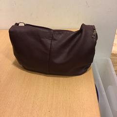 Kézitáska, amint azt Qbuzz U-OV az iLost segítségével jelentette.