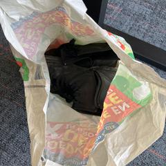 Lidl plastic tas met schoenen, ha sido reportado por Connexxion Amstelland-Meerlanden Schiphol Zuid con iLost