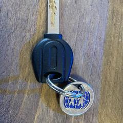 Clé de vélo met blauwe hanger, a été signalé par Paaspop 2025 utilisant iLost