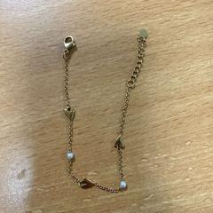Bracelet Goud met hartjes, witte parels, as reported by VITAZ campus Sint-Niklaas using iLost