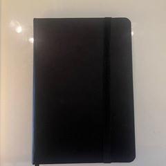 공책 BLACK, iLost를 사용하여 Room Mate Bruno에 보고됨