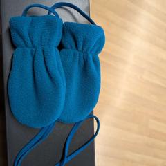 Luvas infantis dětské modré rukavice na šňůrce, como reportado por IKEA Brno utilizando o iLost