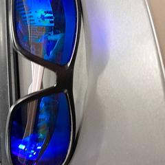 Óculos de sol Fekete műanyag keret kék lencse, como reportado por IKEA Soroksár Budapest utilizando o iLost