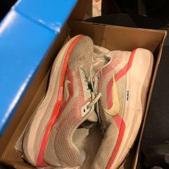 Cipő running, amint azt Conscious Hotel Vondelpark az iLost segítségével jelentette.