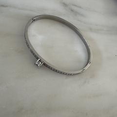 Armbandje van Nouka, jak bylo nahlášeno na iLost