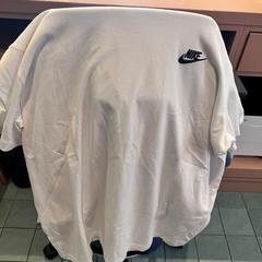 Tričko White Nike T-Shirt, ako bolo nahlásené MEININGER Hotel Venezia Mestre pomocou iLost