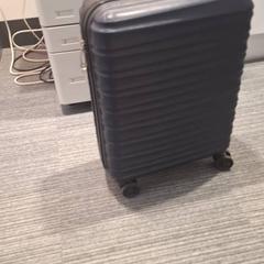 Kufor Donkerblauwe trolley met inhoud, ako bolo nahlásené IJsselland Ziekenhuis pomocou iLost