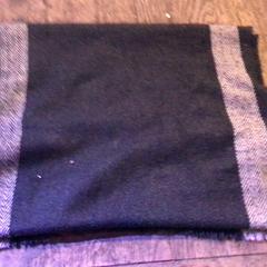 Kendő Zwart met strepen, amint azt De Heeren van Aemstel az iLost segítségével jelentette.