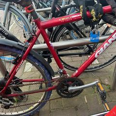 Rode mountain bike van het merk Giant, as reported to iLost