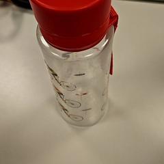 Láhev na vodu, jak nahlášeno Vrije Universiteit Amsterdam pomocí iLost