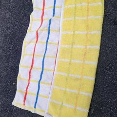 수건 Klein handdoekje wit/geel met blokken, iLost를 사용하여 Schaatsbaan Rotterdam에 보고됨