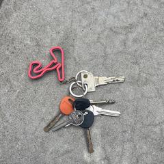 Sleutelhanger met huis en fietssleutels, amint azt az iLostnak jelentették.