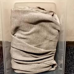 Låda & Tröja White box grey sweater, rapporterat av Mövenpick Hotel Amsterdam City Centre med iLost