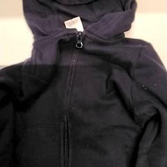Sudadera Blauw vestje met kap, ha sido reportado por Gemeente Puurs-Sint-Amands con iLost
