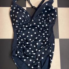 Costume da bagno, come riportato da Familie Resort Molenwaard utilizzando iLost