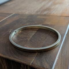 Goudkleurige armband, iLost에 보고됨