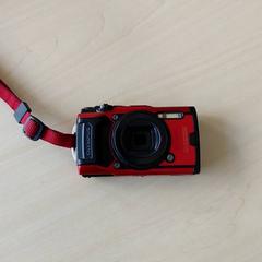 Elektronika Fototoestel rood olympus, amint azt Regio Oost-Vlaanderen az iLost segítségével jelentette.