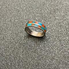 Prsten Silber mit Einlagen, jak nahlášeno Schönbrunn "Group Center" pomocí iLost