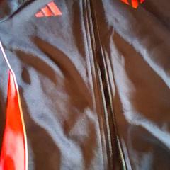 Chaqueta de adestramento Zwart met rood, segundo informou Familiepark Drievliet usando iLost