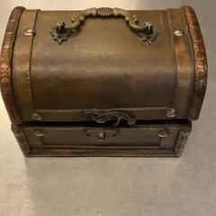 Truhe Brown, como reportado por MEININGER Hotel Leipzig Hauptbahnhof utilizando o iLost