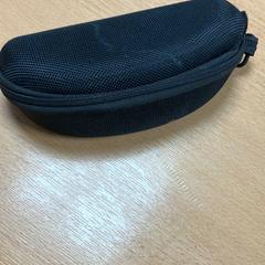 Glasses case with glasses, segons ha informat Sheraton Brussels Airport Hotel mitjançant iLost
