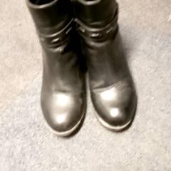 Shoe Zwart, as reported by Mövenpick Hotel Amsterdam City Centre using iLost