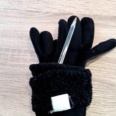 Gloves, as reported by EBS Tramplein using iLost