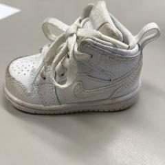 Adidas kinderschoen, jak nahlášeno Burgers' Zoo pomocí iLost