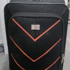 حقيبة سفر اسود، كما تم الإبلاغ عنه بواسطة محطة الدمام (الدمام) عبر iLost