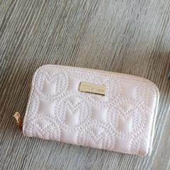 Roze portemonnee, som rapporterats till iLost