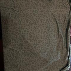 Tshirt groen met panter print، كما تم الإبلاغ عنه بواسطة WestCord Hotel Eindhoven عبر iLost