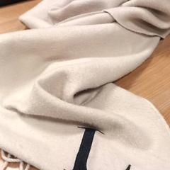 ショール Letter L erop geborduurd がiLostで RRReis Veluwe Zuid - Ede によって報告されました