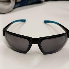 Gafas de sol Noir, bleu, ha sido reportado por IKEA Clermont Ferrand con iLost